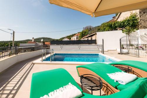 Bazén v ubytování Holiday house ISA nebo v jeho okolí