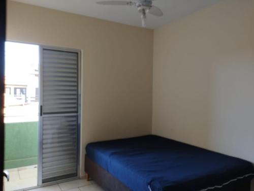 Ένα ή περισσότερα κρεβάτια σε δωμάτιο στο Sobrado com 3 quartos perto do mar #04