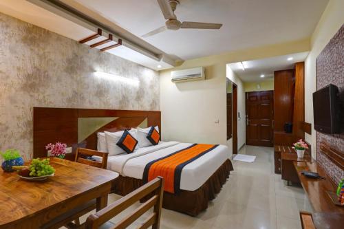 古尔冈Hotel Bstays Iffco Metro, Near Fortis Hospital -Gurugram的一间带床和餐厅的酒店房间