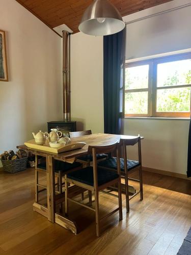 a dining room table and chairs in a room at Quinta dos Lagares 