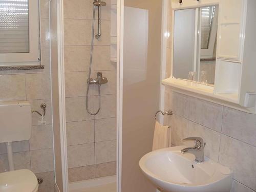 Ένα μπάνιο στο Two-Bedroom Apartment in Pula II