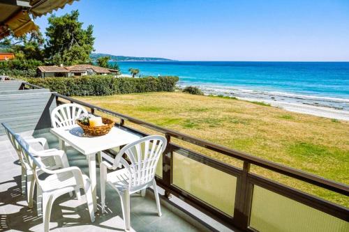 Sunny Bay Beachfront Retreat