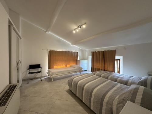 En eller flere senge i et værelse på Villa Oasis