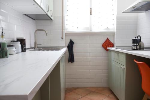 Funky 3BR Flat, Scenic Tram to Colosseum 7 Stops