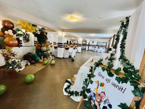 a banquet hall with a bunch of fruits and vegetables at Pensiunea Adonis in Arefu