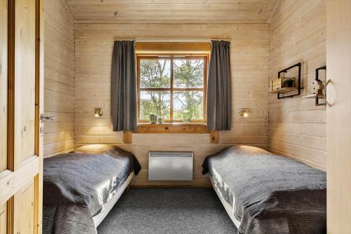 due letti in una piccola stanza con una finestra di 1187-Ringkobing-Irisvej-21 a Nørby