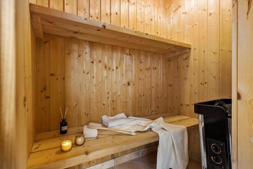 una sauna in legno con asciugamani su una panca in legno di 1187-Ringkobing-Irisvej-21 a Nørby