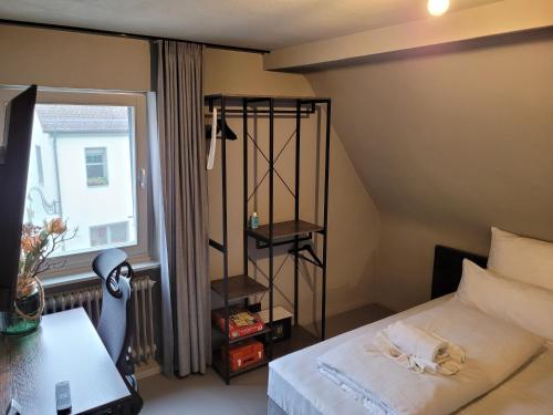a small bedroom with a bed and a window at XZLLENZ Küche Bad S-Bahn Parken Smart-TV Wellbeing in Neunkirchen am Sand