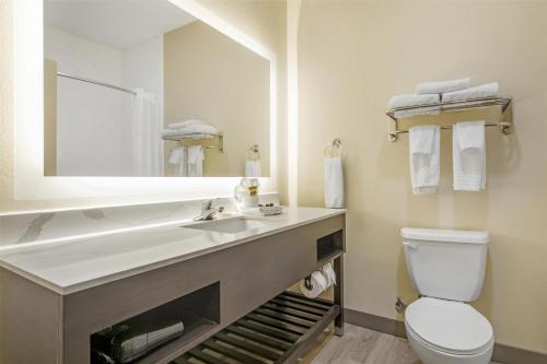 Best Western Plus Monica Royale Inn & Suitesにあるバスルーム