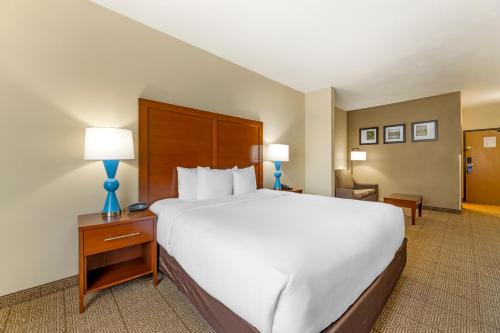 Letto o letti in una camera di Comfort Suites Near Vancouver Mall