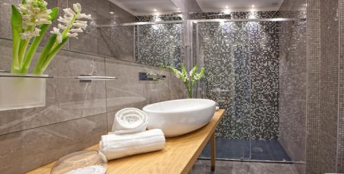 een badkamer met een witte wastafel en een douche bij Best Season in Reggio di Calabria