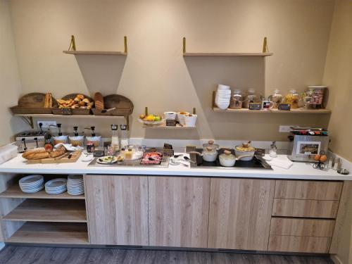een keuken met een aanrecht met eten erop bij Sure Hotel by Best Western Saint-Quentin Ouest Le pot d étain in Holnon