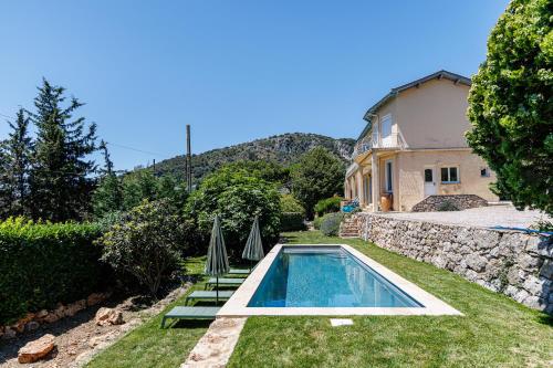 une villa avec piscine et une maison dans l'établissement LA LEZARDIERE - Provençal Villa Facing South with Sea View & Pool, à La Turbie