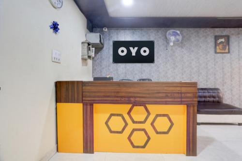 カーンプルにあるHotel O A A Royalの壁に看板が付いた部屋のデスク
