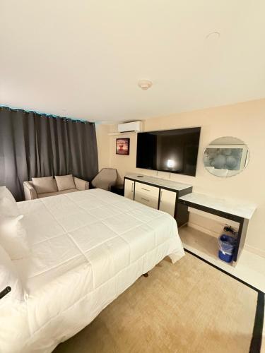Postel nebo postele na pokoji v ubytování Nova Hotel Bronx