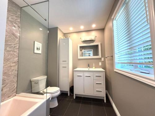 Ένα μπάνιο στο Stylish cottage near Lake Huron with Hot Tub