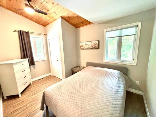 Ένα ή περισσότερα κρεβάτια σε δωμάτιο στο Stylish cottage near Lake Huron with Hot Tub