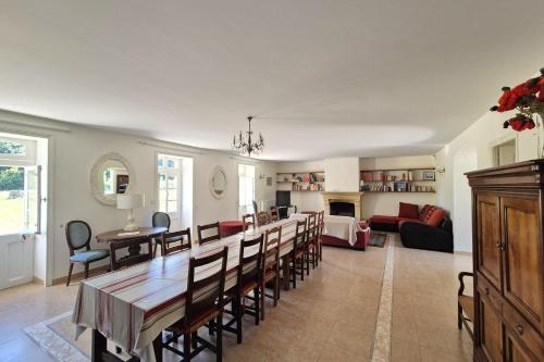 une salle à manger et un salon avec une table et des chaises dans l'établissement country house Land and sea, à Saint-Hilaire-de-Talmont