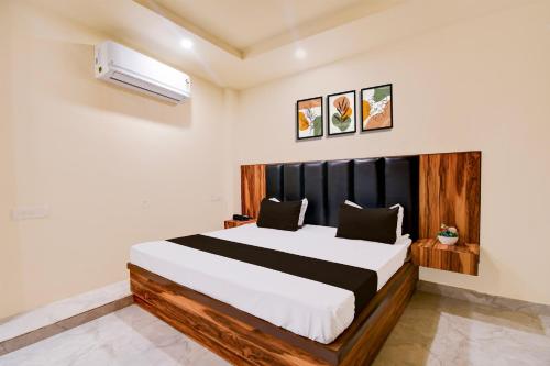 Postel nebo postele na pokoji v ubytování Hotel O Shree Krishna Palace