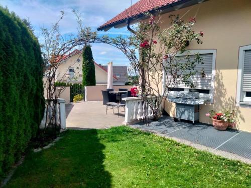 a patio with a table and chairs in a yard at Lichtdurchflutete grosse Wohnung in Isny im Allgäu