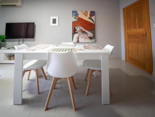 TV a/nebo společenská místnost v ubytování The Bayview Executive Penthouse