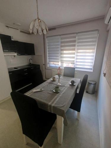 a dining room table and chairs in a kitchen at Novi dom in Gornji Milanovac