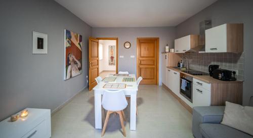 Kuchyň nebo kuchyňský kout v ubytování The Bayview Executive Penthouse
