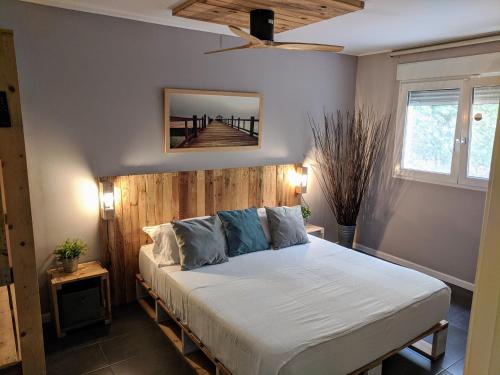 Ένα ή περισσότερα κρεβάτια σε δωμάτιο στο Country villa guest suite & private pool