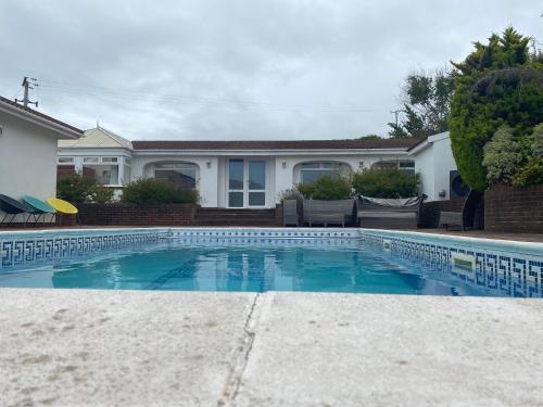 Πισίνα στο ή κοντά στο SurfBay Villa