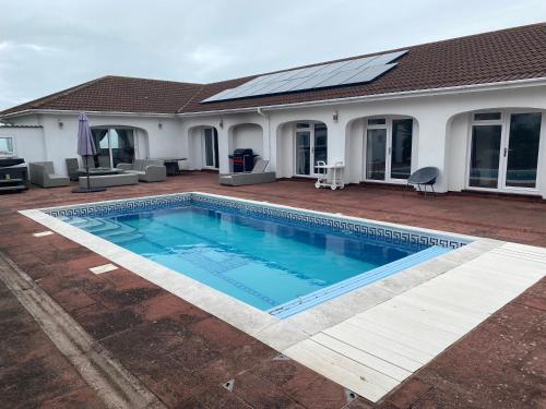 Πισίνα στο ή κοντά στο SurfBay Villa