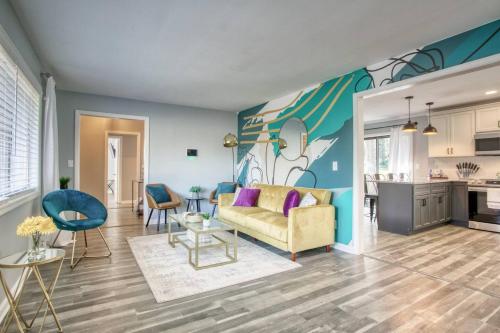 a living room with a couch and a kitchen at Rocksteady Atlanta Decatur in Decatur