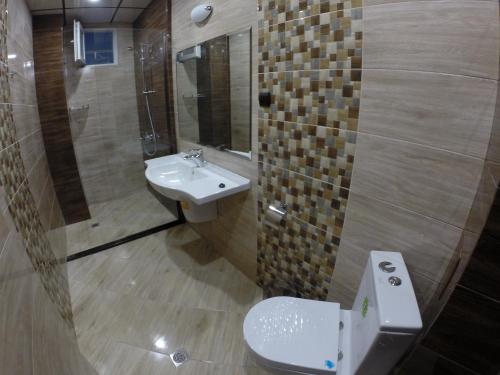 プリモルスコにあるVIP Apartments Dobreviのバスルーム(洗面台、トイレ、鏡付)