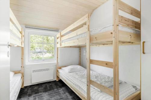 Giường trong phòng chung tại 1137-Ringkobing-Klevevej-20