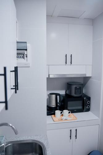 ロハスにあるKabin Tiny Homeのキッチン(コーヒーカップ2つ、電子レンジ付)