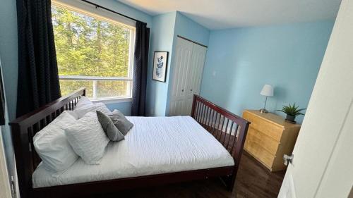 Saint-CalixteMagnificent Riverside Bright Chalet with Spa的一间带床的卧室，配有大窗户