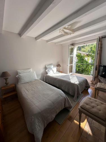 deux lits dans une chambre avec une fenêtre dans l'établissement CASA-Bastide Rose : maison de vacances luxueuse, à Salernes