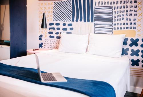 Postel nebo postele na pokoji v ubytování B Hotel Salvador
