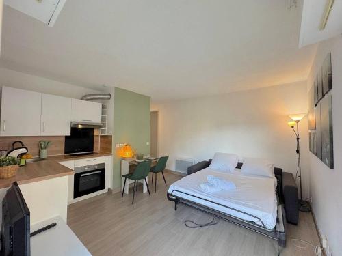 Cette chambre comprend un lit et une cuisine. dans l'établissement Calme et ensoleillé balcon quartier Port Nice, à Nice