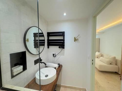 une salle de bain avec un lavabo et un miroir dans l'établissement Studio Vieux-Nice climatisé: charme commodités, à Nice