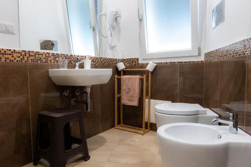 a bathroom with a sink and a toilet at La dimora dei ricci in Santo Stefano di Camastra