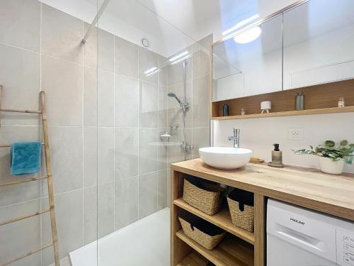 une salle de bain avec un lavabo et une douche dans l'établissement Blue sky-Plage 2min-Plein Sud, au Golfe-Juan