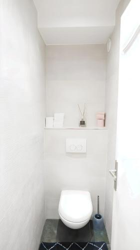 une salle de bain avec des toilettes blanches dans une chambre dans l'établissement T5 Spacieux Métro Parking 2 min Créteil Soleil, à Créteil
