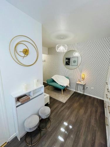 une chambre avec un lit, deux tabourets et un miroir dans l'établissement CosyBulles Centre-ville Tramway, à Reims