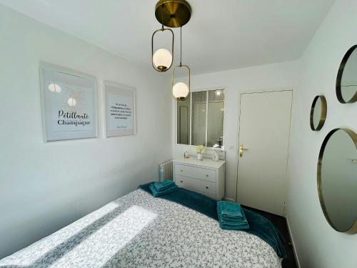 une chambre avec un lit, un lavabo et un miroir dans l'établissement CosyBulles Centre-ville Tramway, à Reims