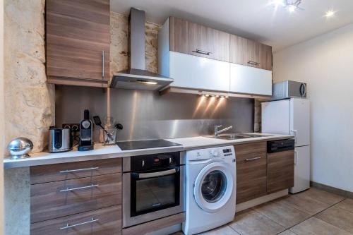 une cuisine avec un lave-linge et un lave-linge dans l'établissement Montmorency Garden Billiards near Paris, à Enghien-les-Bains