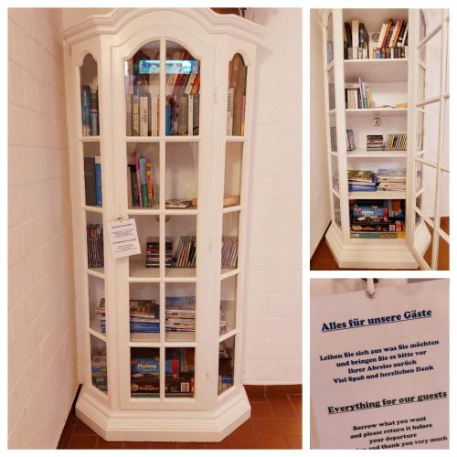 a book shelf with books in it in a room at Ferienwohnungen Sonnenhalde mit schöner Aussicht in Forbach