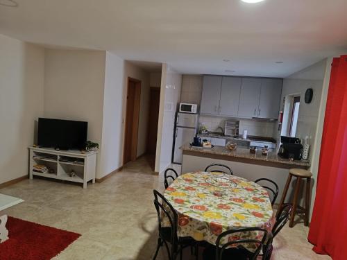 Una sala de estar con una mesa y una cocina. en Portus Ribeira House, en Vila Nova de Gaia