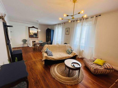 un salon avec un canapé et une table dans l'établissement Le Charmant Jaurès - Centre-ville, à Reims