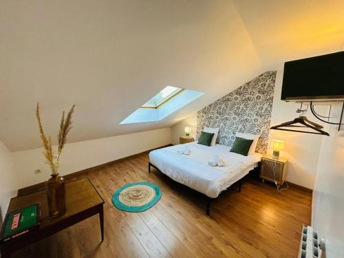 une chambre avec un lit et une lucarne dans l'établissement Le Spacieux Couturier - Calme - Gare centre, à Reims