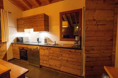 O bucătărie sau chicinetă la CASA-Chalet des Ponts : Évasion au Col Madeleine